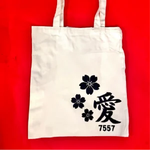 kanji tote bag love sakura 7557 White tote bag printed with the kanji “愛” (love) and cherry blossoms, logo 7557