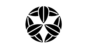 Close-up of Maruni Mitsukashiwa crest showing the vein pattern of each oak leaf inside the circle.