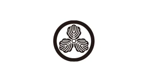 Close-up of Maruni Mitsukashiwa crest showing the vein pattern of each oak leaf inside the circle.