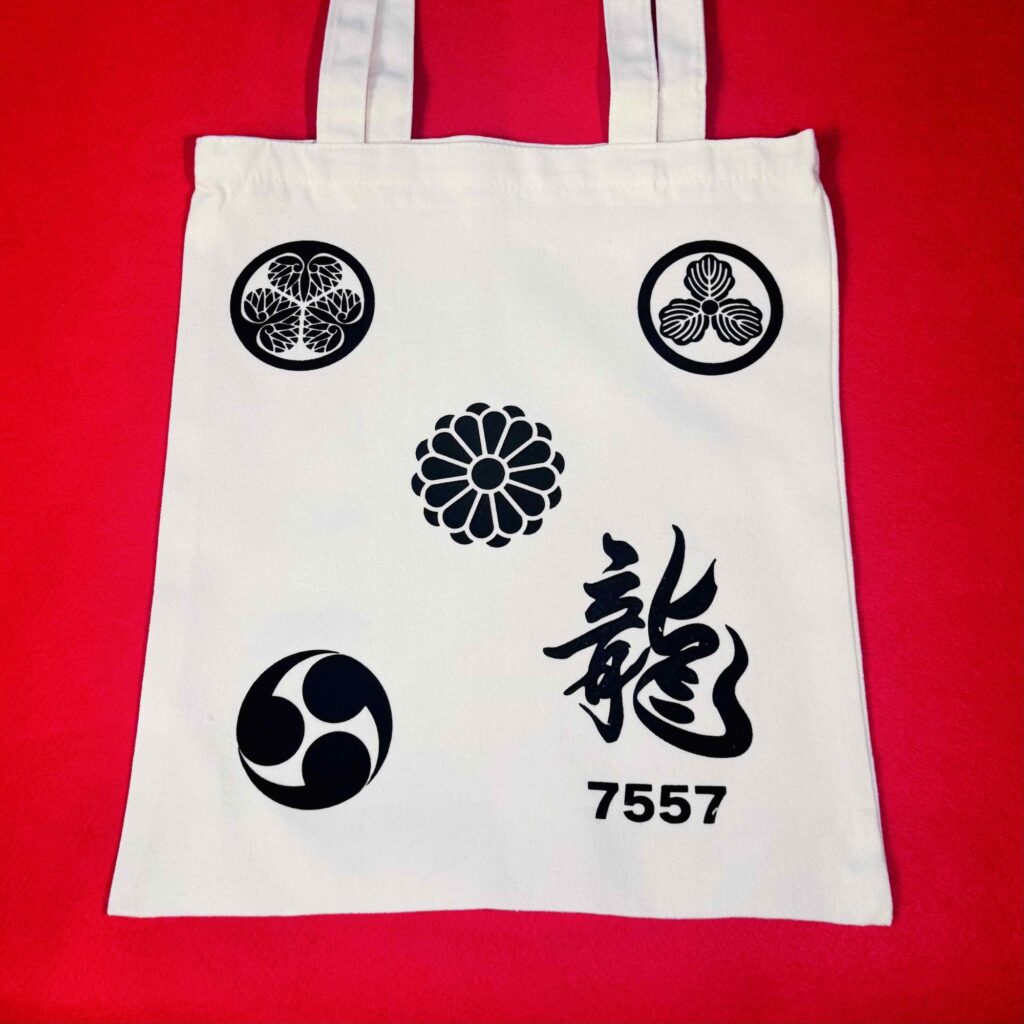 shodocafe7557 roppongi tokyo kamon tote bag kanji ryu Customizable tote bag featuring Japanese family crests (kamon) and the kanji ‘龍’ (ryū, dragon) at Shodocafe7557 in Roppongi, Tokyo.