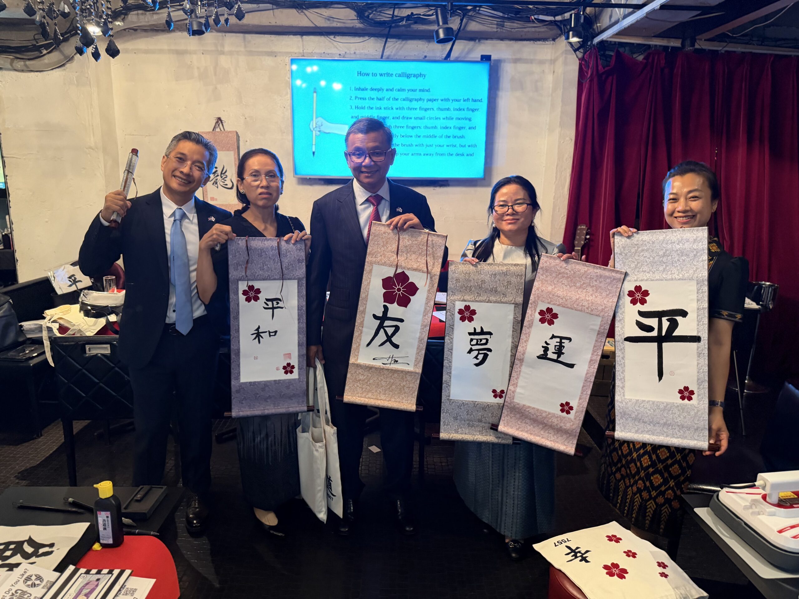 Cambodian Deputy Prime Minister Dr. Hang Chuon Naron and delegation enjoying a Japanese calligraphy experience at Shodocafe7557 in Roppongi, Tokyo.